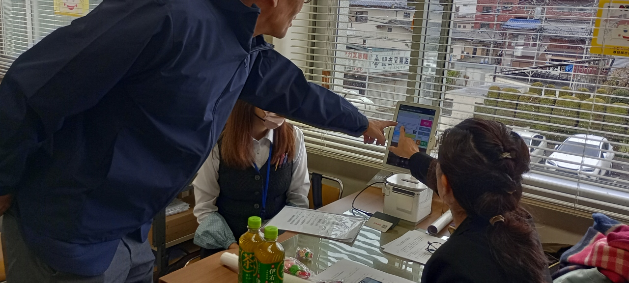 従来端末と新端末の比較検討の様子